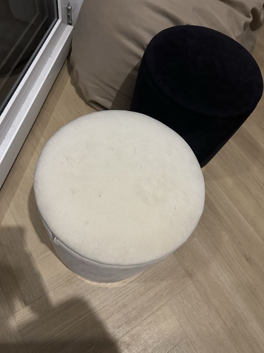 2 pufy ze schowkiem welurowe kremowa i czarna