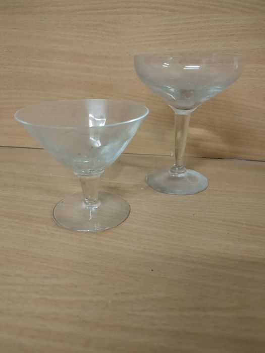 Taças antigas em vidro trabalhado.