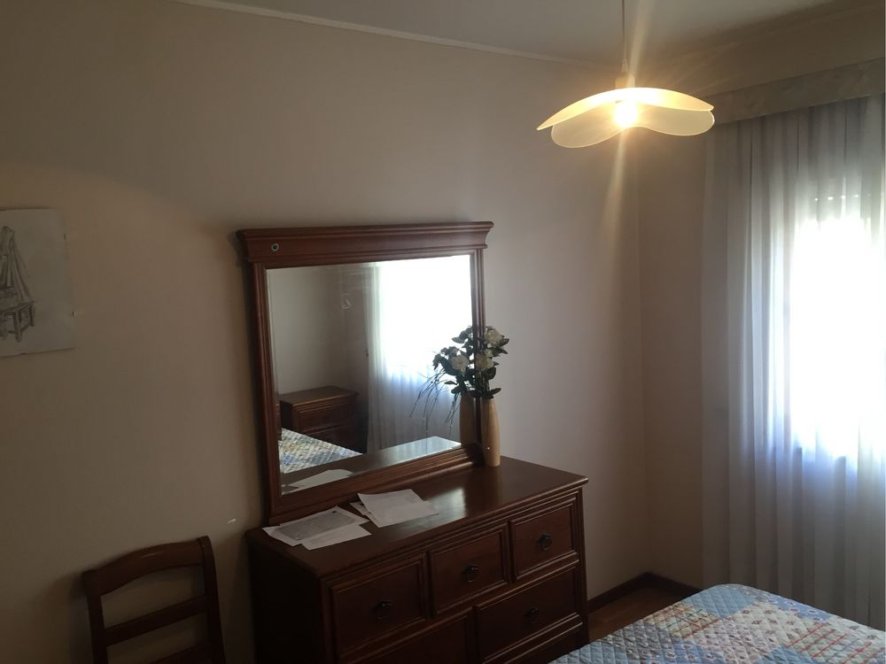 Quarto completo - madeira maciça (inclui cama de casal com colchão)