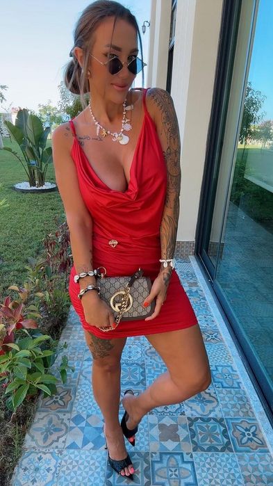 Piękna sukienka dopasowana dwa kolory logo Lola bianka