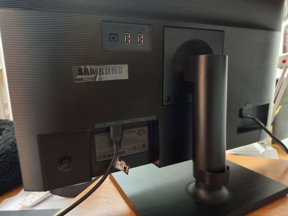 Samsung 24" монітор F24T450FQI