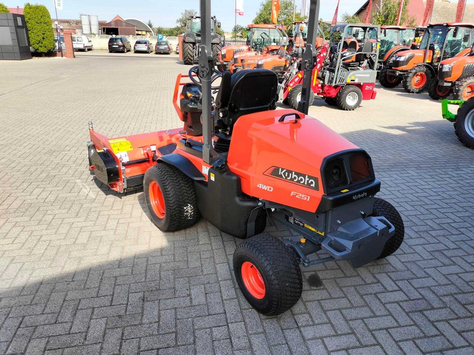 Kosiarka Kubota F251 4WD Nośnik narzędzi z agregatem TEG 1600 HD