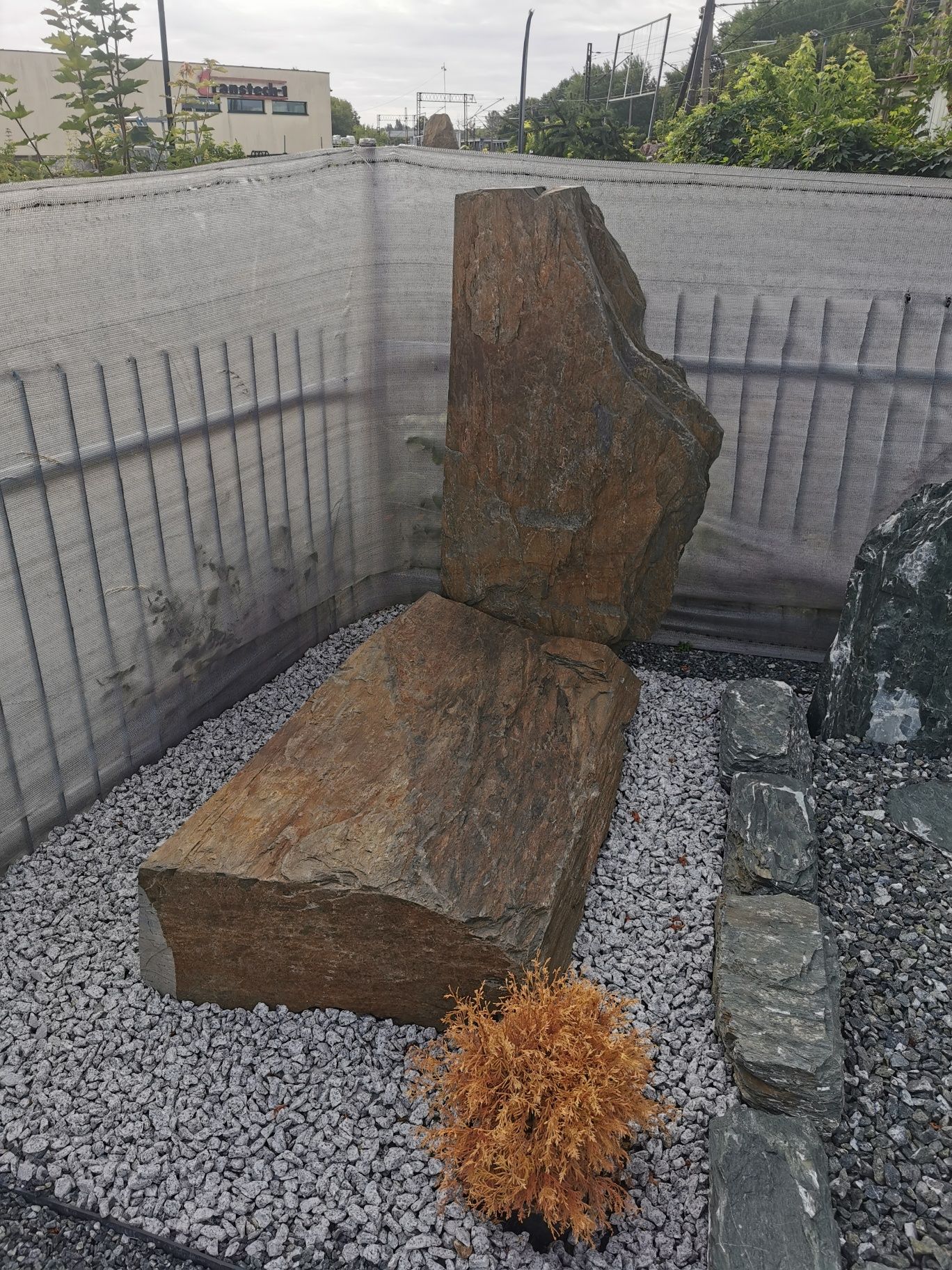 Nagrobek, pomnik skałkowy artystyczny