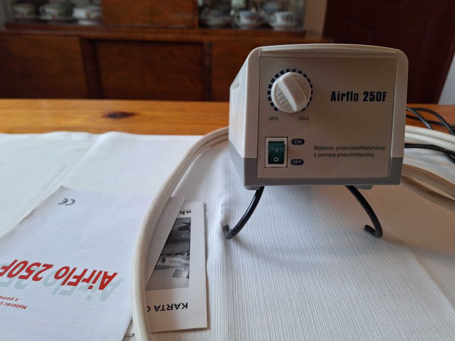 Materac przeciwodleżynowy z pompą pneumatyczną.