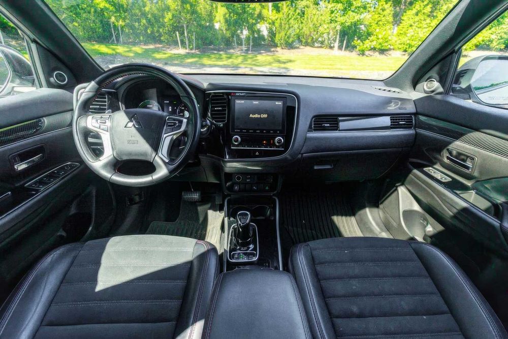 Mitsubishi Outlander Hybrid Plug-in LE S-AWC      2021