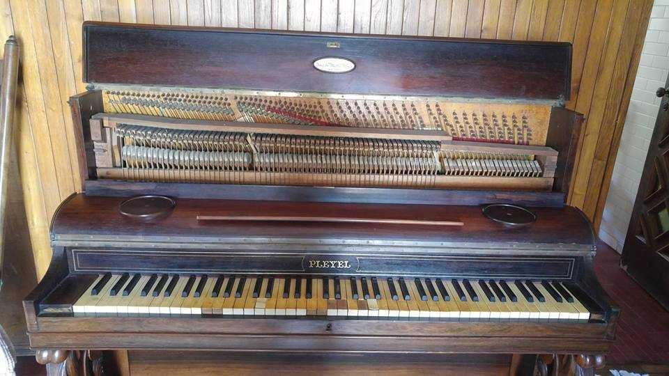Piano clássico PLEYEL