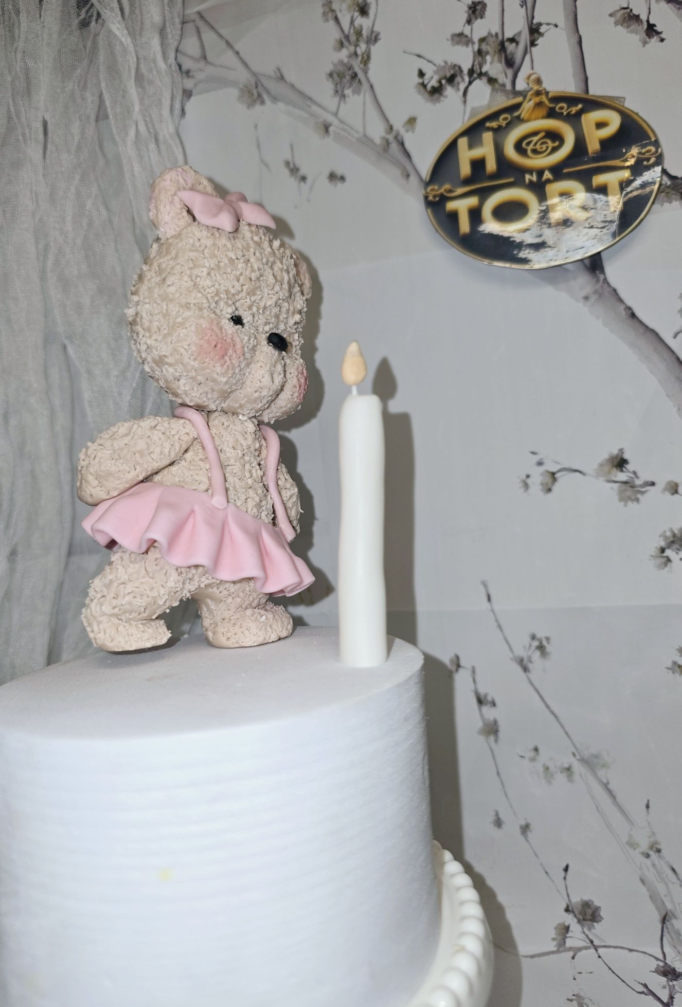 Króliczek z kwiatkami z masy cukrowej figurka na tort zajączek misiu