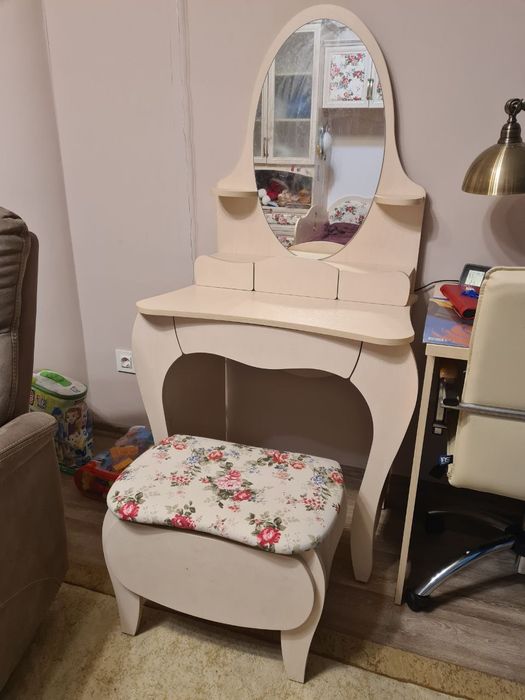 дитячий туалетний стіл-трюмо з пуфом