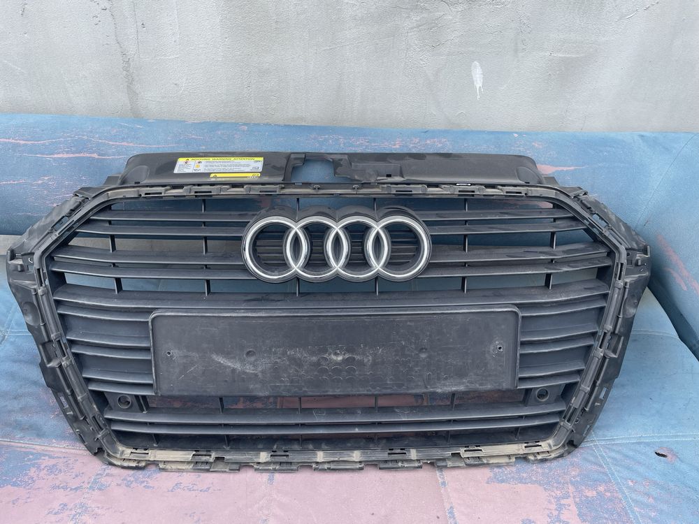 Продам решетку радиатора Audi A3 8V