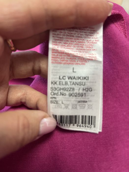 Яскрава рожева сукня