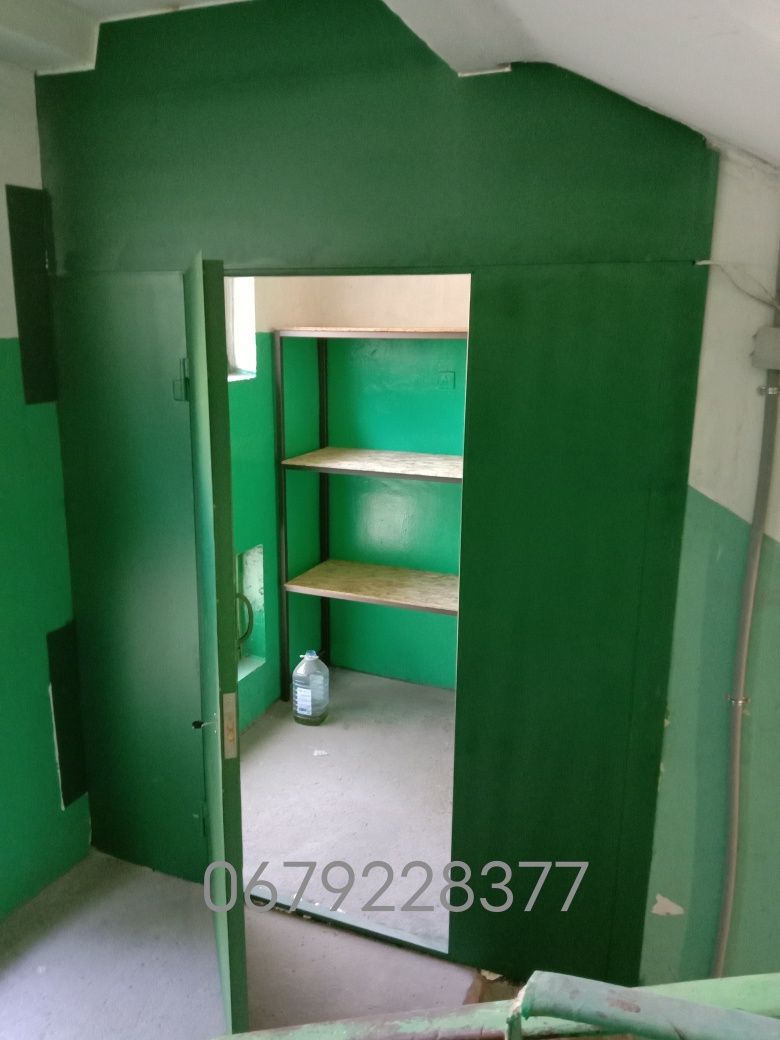 Двери металлические перегодки  в кладовку,на месте мусоропровода.