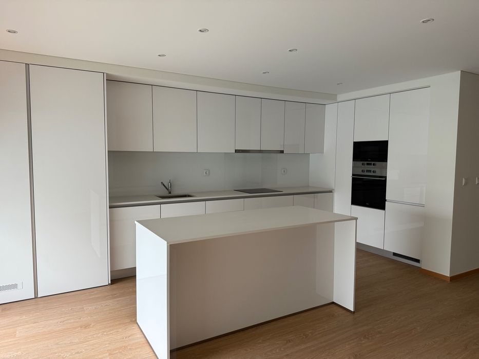 Apartamento T2 (Passionistas) Novo, último andar para arrendamento