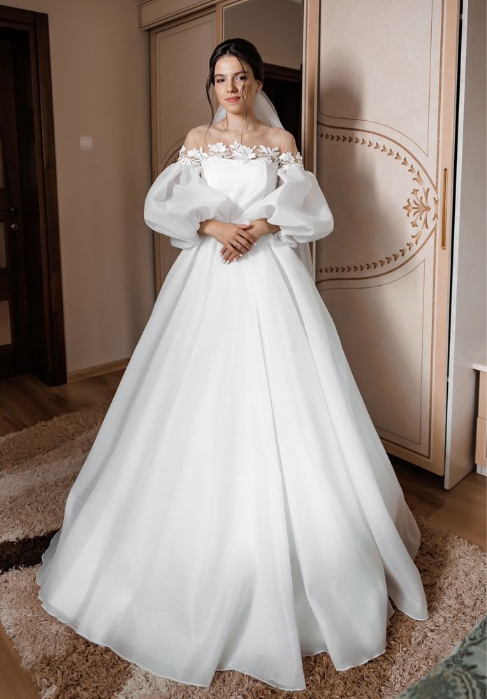 Весільна сукня, пишна, довга