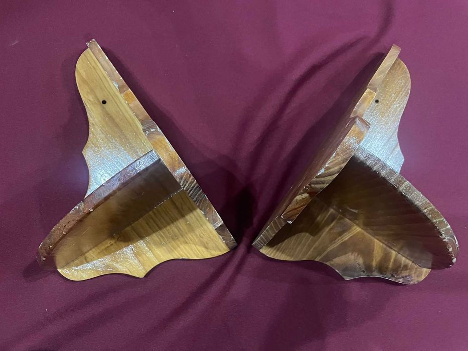 2 peanhas de canto em pinho maciço envernizado 27 x 31cm