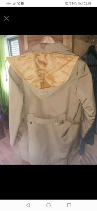 Gabardina com pelo por dentro e com capuz