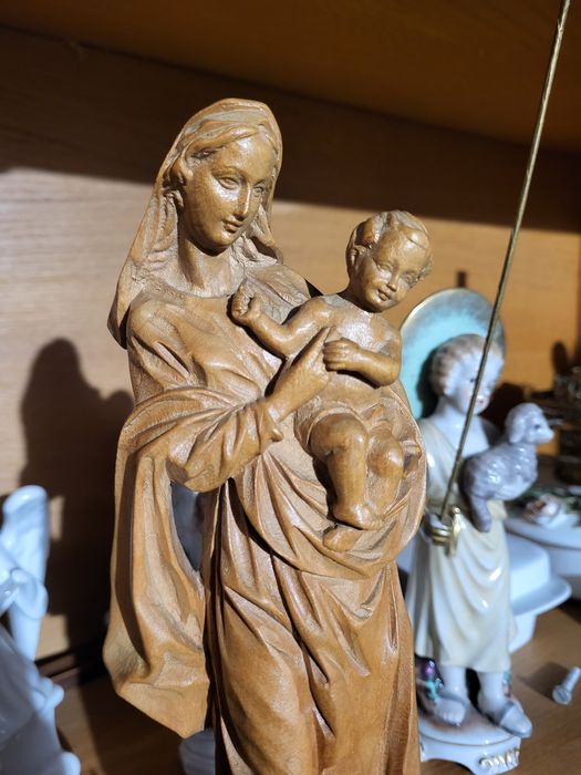 Drewniana rzeźba Matki Bożej Maryja z dzieciątkiem Jezus