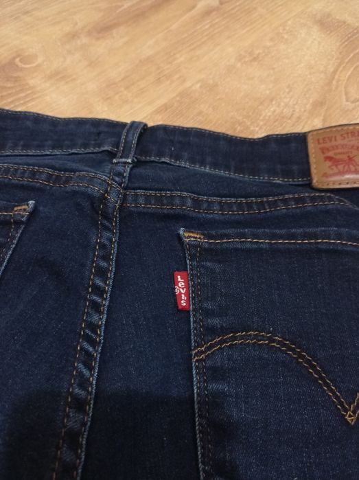 Джинси Levis для дівчинки на 158-164 см. Стан нових.