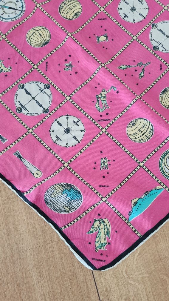 Chusta Apaszka Gawroszka Poszetka. Znaki zodiaku. Horoskop. Różowa