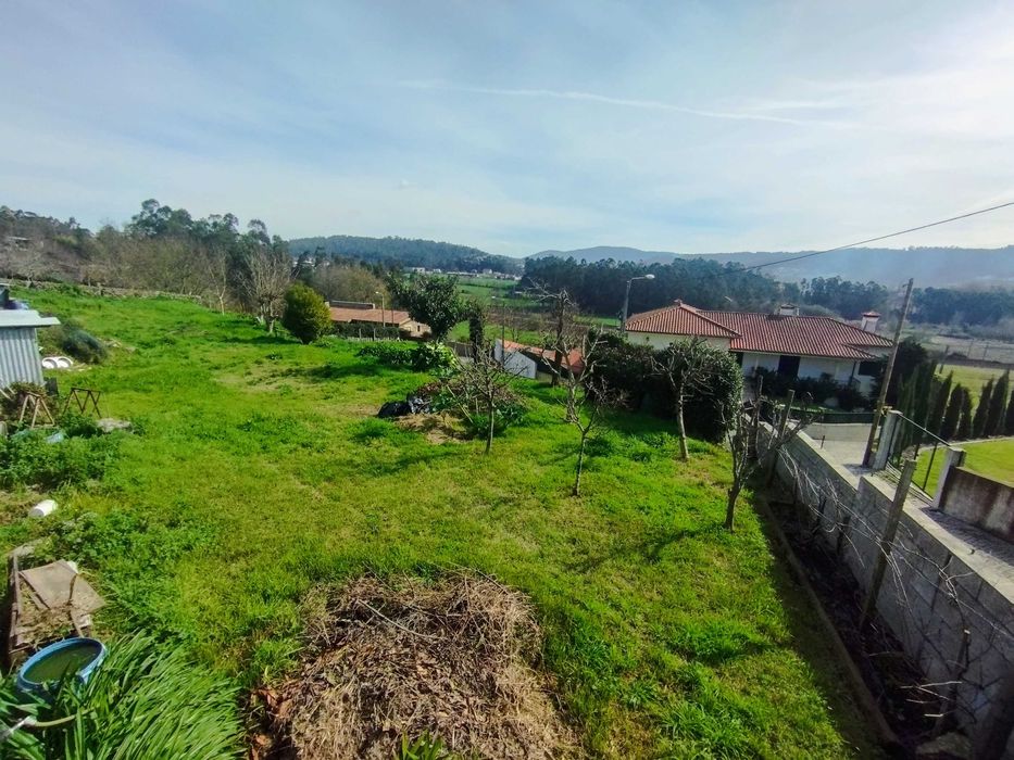 Vendo terreno com possibilidade de construção