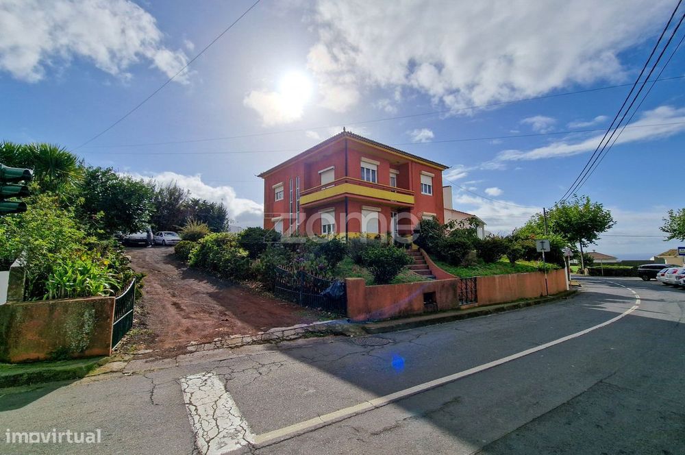 Moradia T4 inserida num terreno de 1143m² - Cabouco