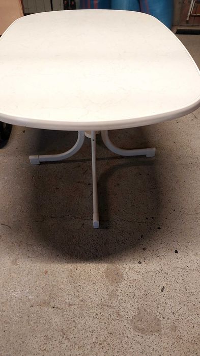 Biały stół na taras