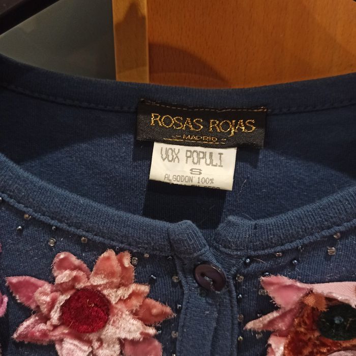 Casaco de algodão adornado com flores e missangas