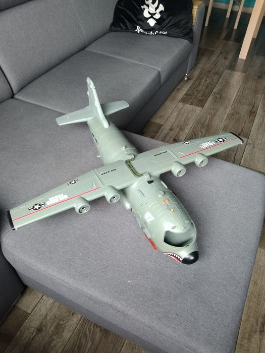 Ogromny samolot wojskowy rekin 87cm/80cm