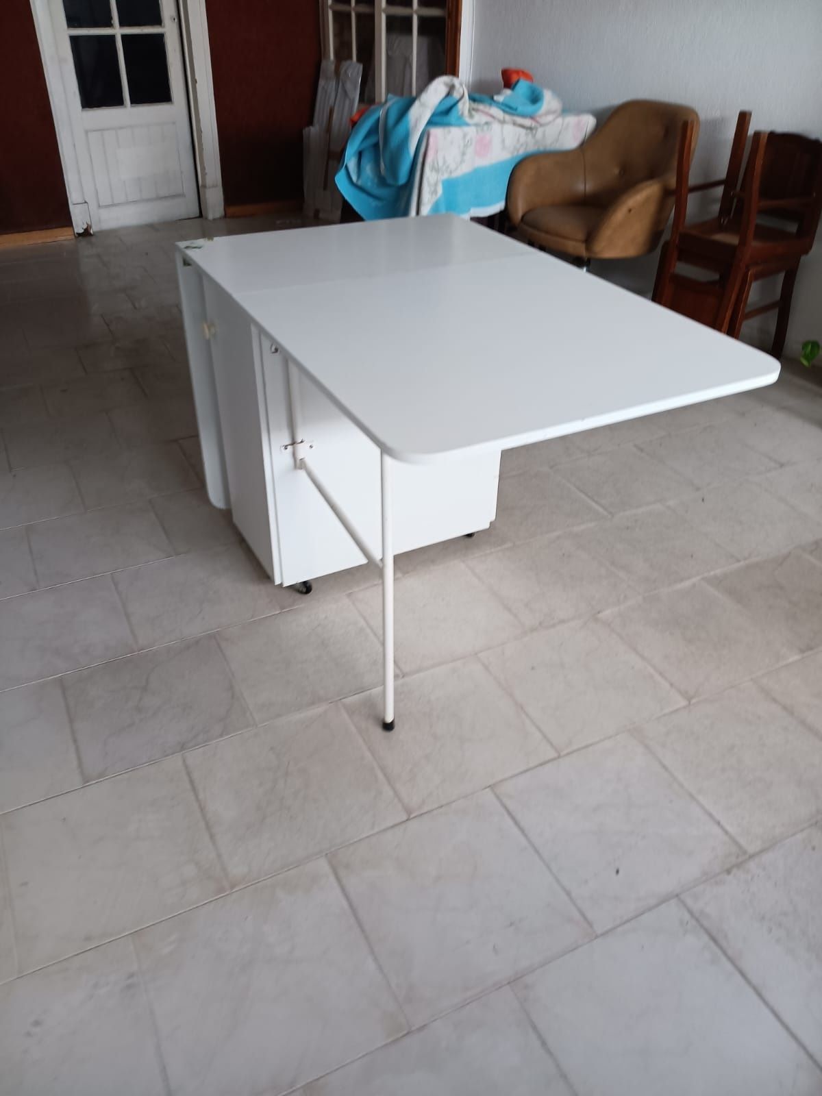 Mesa com gavetas