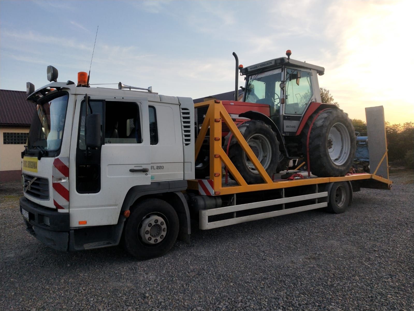 Pomoc drogowa transport ciągnika laweta holowanie autolaweta auta