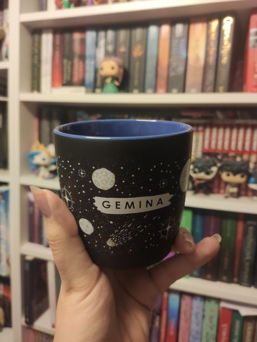 Moondrive shop kubek gemina ceramic mug illuminae Amie Kauffman jay kr