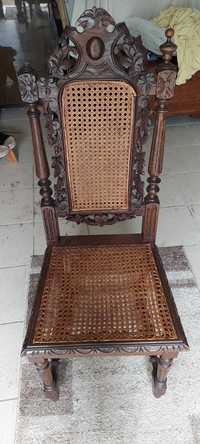 Stare krzesła z rafią