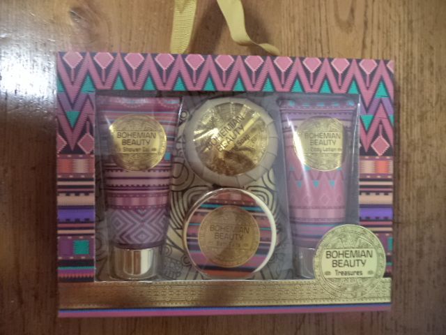 Conjunto de corpo comprado na Wells creme, gel, sabonete e sais