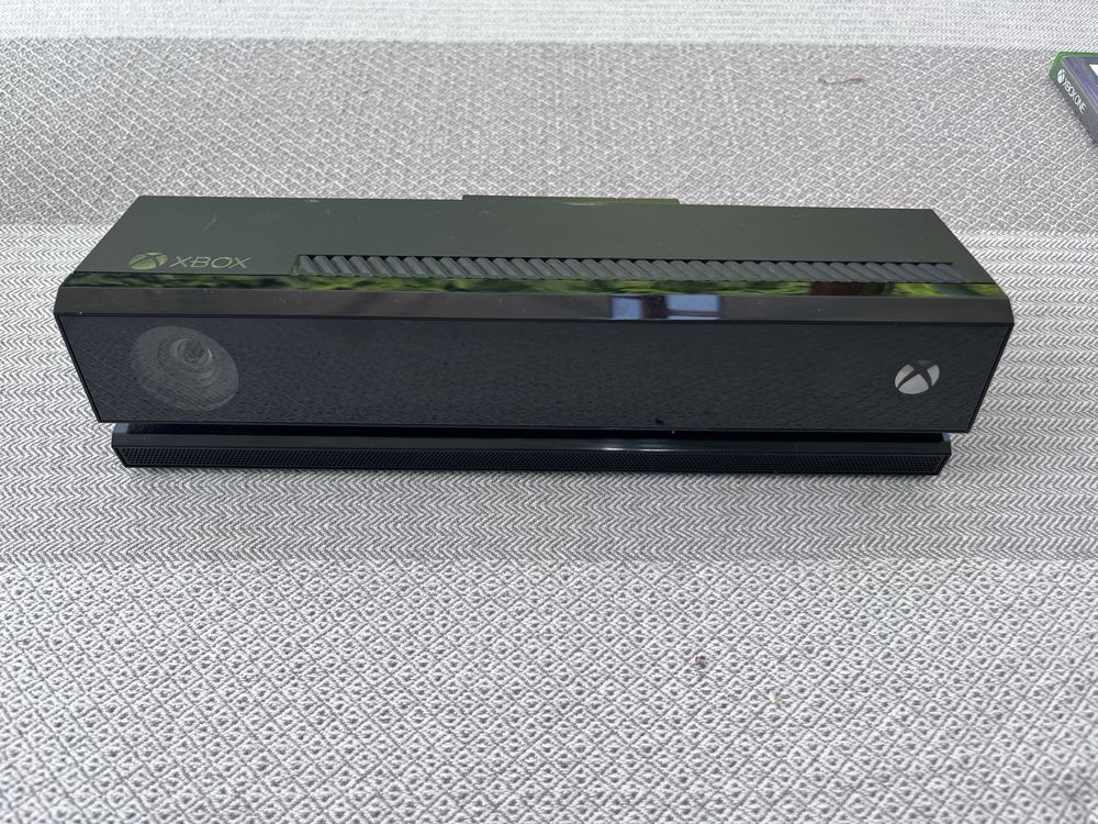 Xbox ONE S 1TB + Kinect + 2 Pady+ Gry