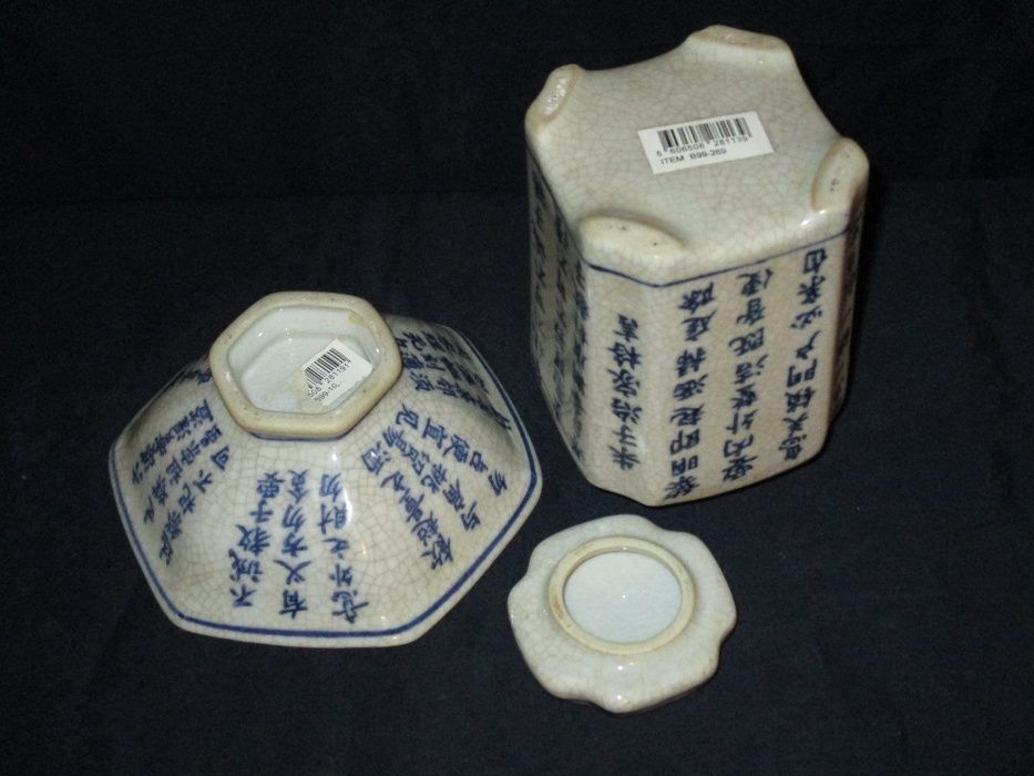 Pote e taça em porcelana com caracteres chineses