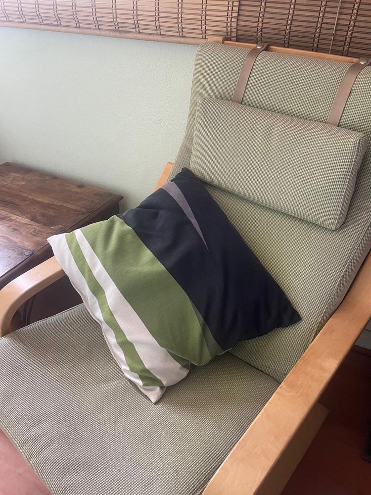 Conjunto de 2 cadeiras com almofadas + mesa de apoio em madeira maciça