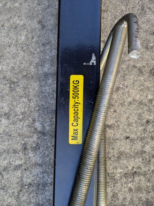 Travessa de suporte para motores