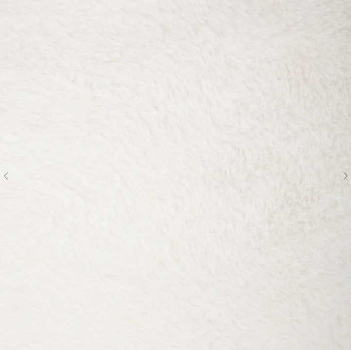 Cadeira Pelucia Branca com Pernas Pretas