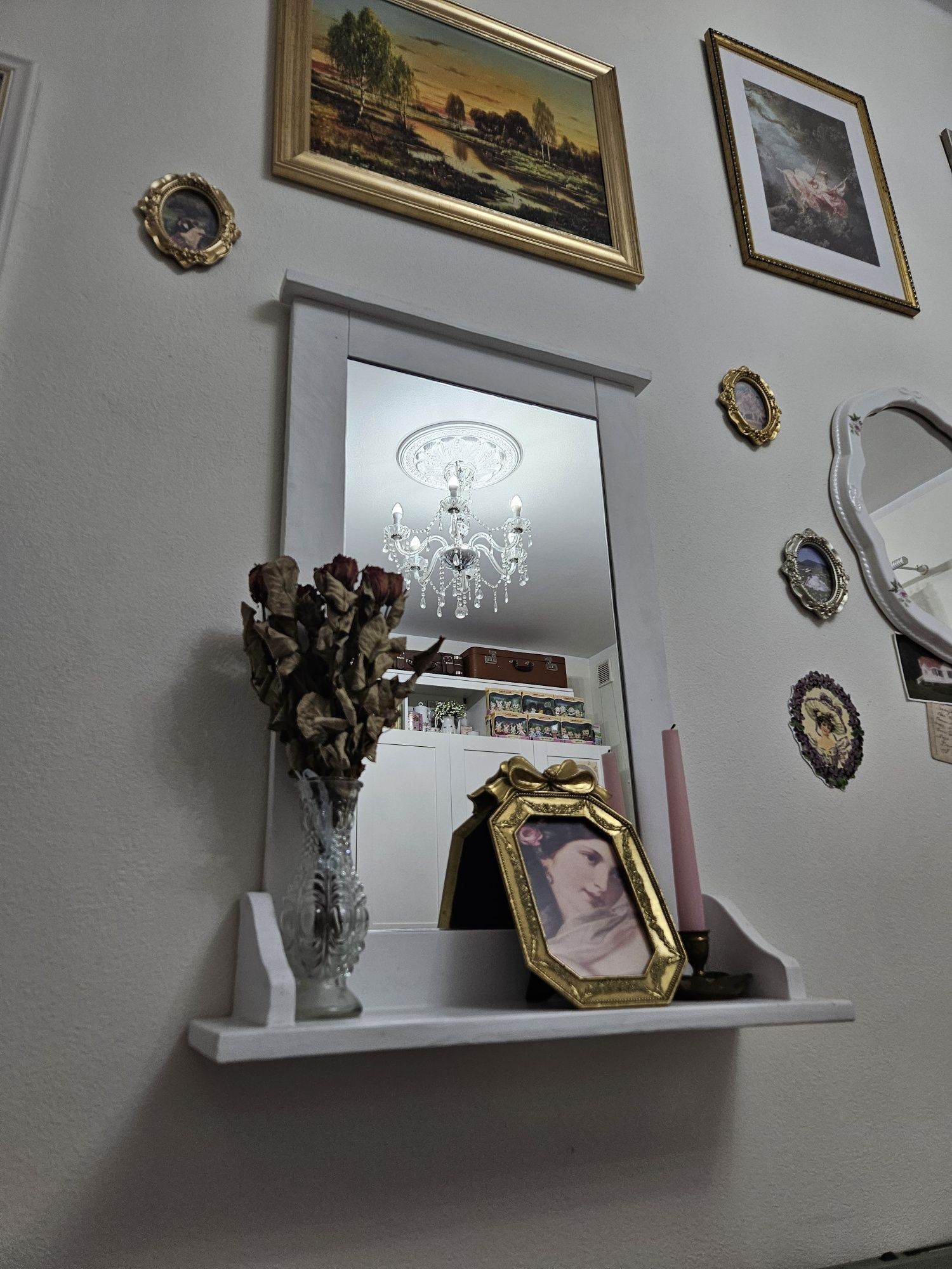 Białe stare duże lustro z szafka półka coquette retro vintage