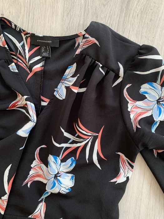 Чорна сукня з квітами