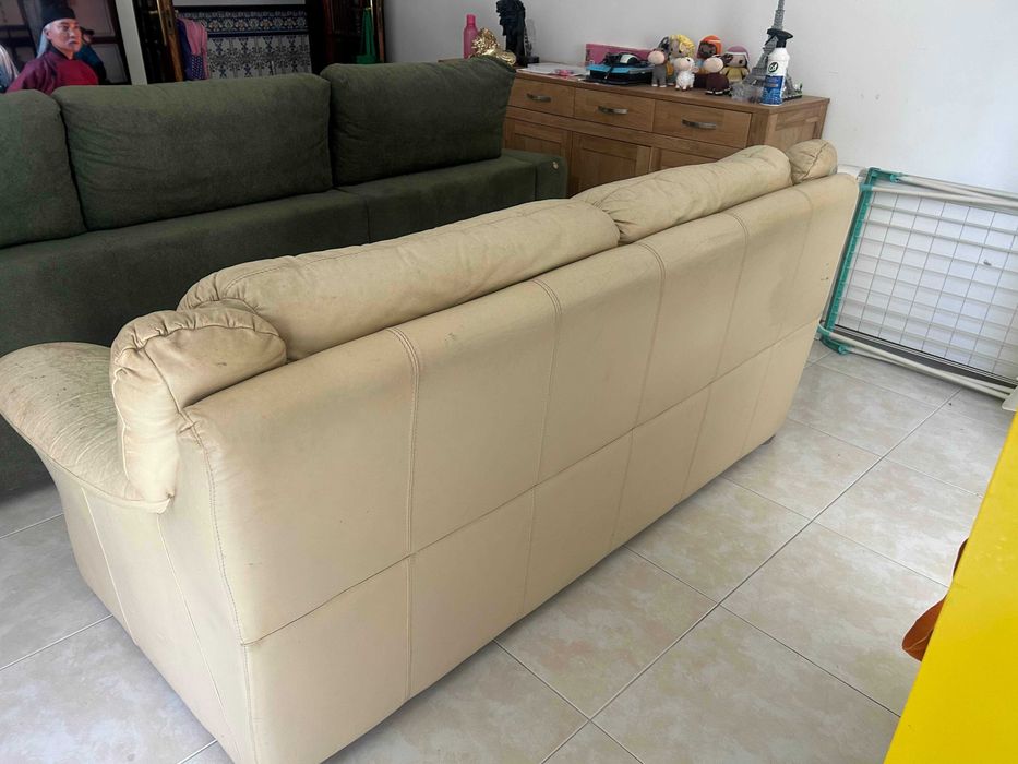 sofá em pele genuína, acompanha a capa da foto