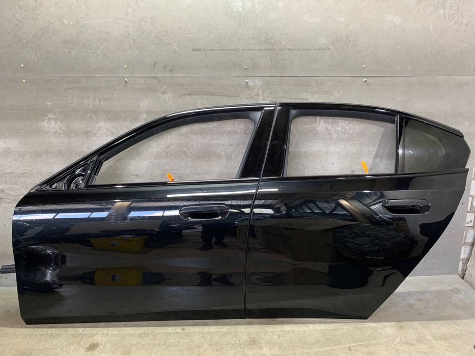 Двері до BMW G60 в кольорі 475