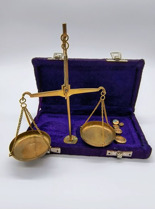 Stara, składana waga jubilerska.