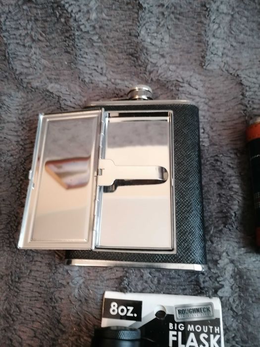 Piersiówki z papierośnicami lub bez. Do wyboru