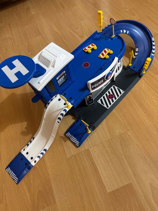 Policyjny garaż samochodowy