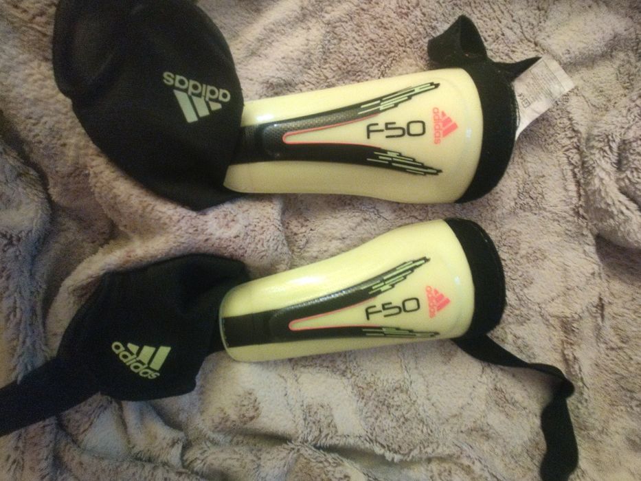 Щитки футбольні Адідас