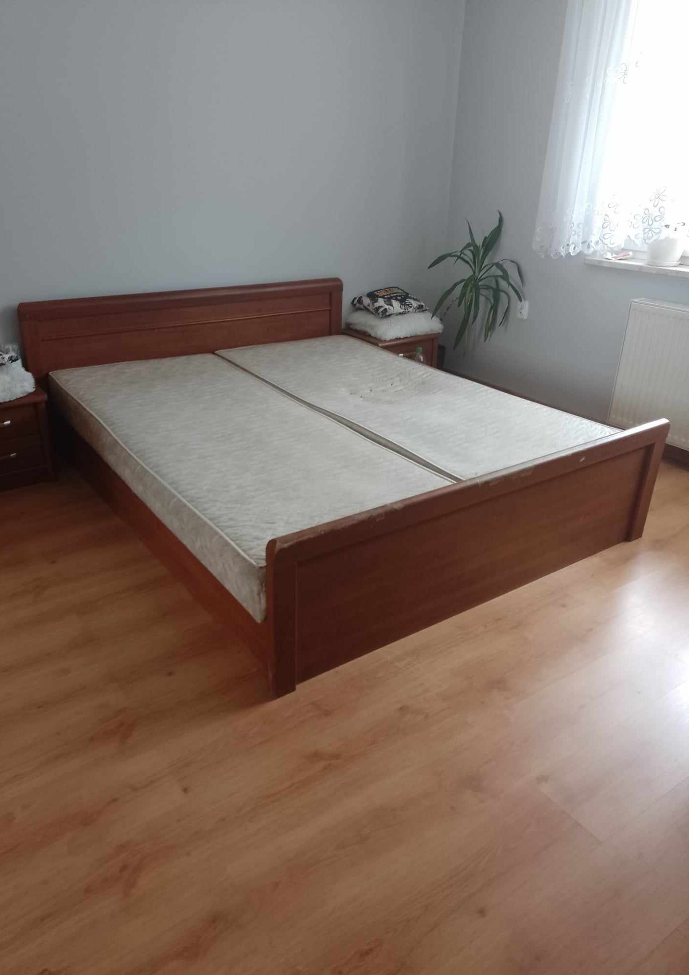 Drewniane łóżko do sypialni