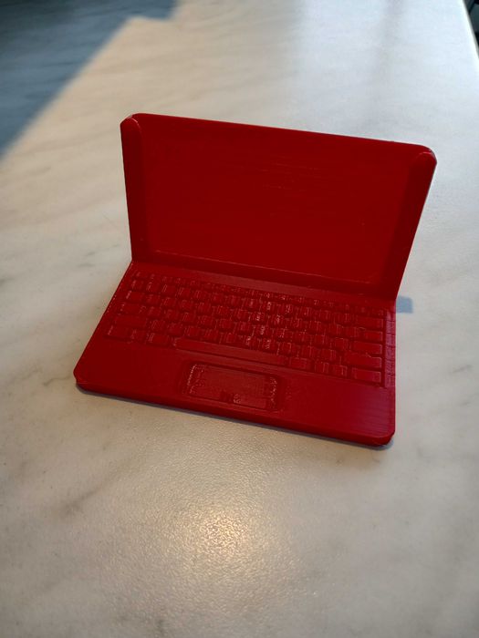 Wizytownik w kształcie laptopa stojący