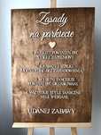 Rustykalna drewniana tablica dekoracje sali wesele zasady na parkiecie