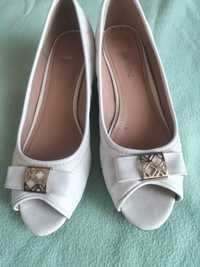Białe buty damskie na koturnie