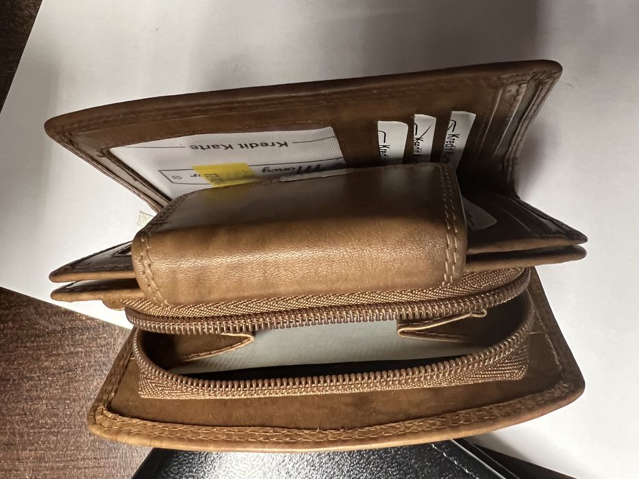 Portfel skorzany . Nowy. 13.5 cm / 8 cm